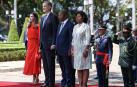 La reina Letizia y el rey Felipe VI posan junto al presidente de Angola, Joao Lourenco, y la primera dama, Ana Dias Lourenco, durante el viaje oficial al país africano