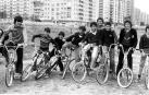 Un grupo de jóvenes posa con sus bicicletas en un solar de la Vaguada de San Juan en septiembre de 1979.
