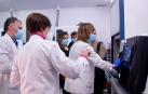Una técnico de Anatomía Patológica prepara el escáner para obtener las imágenes de las preparaciones histológicas