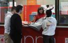 Un grupo de estudiantes adquiere productos en la tienda de la UPNA inaugurada este jueves