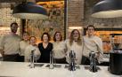 Débora Blanco (vestida de oscuro), con el equipo de Café Fika delante de las cafeteras Modbar
