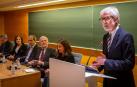 Enrique Goñi presentó el acto desde el atril. A su derecha, Susana de la Sierra; el exministro Tomás de la Quadra-Salcedo; Alfonso Sánchez Tebernero; Ana Azurmendi y José María Lasalle