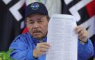 El presidente de Nicaragua, Daniel Ortega, muestra la lista de nombres de los 222 presos políticos excarcelados