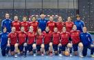 Las jugadoras y el cuerpo técnico de Osasuna femenino de fútbol sala posa en el polideportivo Aranguren antes de su último entrenamiento previo al partido en Galicia