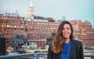 Laura Eguaras posa con la imagen del Empire State Building al fondo, uno de los rascacielos más icónicos de la ciudad norteamericana