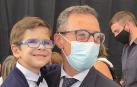 UNA HISTORIA DE VIDA ENTRE SÍSTOLES Y DIÁSTOLES.  Íñigo Ustárroz Sorbet (en la imagen con 5 años) sonríe en brazos del cirujano pediátrico cardiaco que le dio la vida por segunda vez. El elizondarra Juan-Miguel Gil-Jaurena, jefe del servicio de cirugía cardiaca infantil del Hospital Gregorio Marañón de Madrid, y todo se equipo, le trasplantaron el corazón al poco de nacer. Íñigo llegó al mundo con una cardiopatía incompatible con la vida y la única solución era el trasplante que, afortunadamente, llegó a los pocos meses. La madre de Íñigo, la pamplonesa Jaione Ustárroz Sorbet, propuso al cirujano como Medalla de oro de Navarra en 2021, aunque finalmente la candidatura no salió adelante. En la imagen, médico y paciente sonríen en Elizondo, en el homenaje que el ayuntamiento brindó a su paisano en julio de 2021. Íñigo falleció el martes en Madrid, en el mismo hospital en el que vino dos veces a la vida