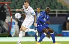 El alemán Tony Kroos trata de irse de Moussa Marega, del Al Hilal, en la final del Mundial de Clubes.