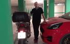 Francisco Javier Murugarren posa con dos de los tres vehículos con los que cuenta Transport T&O.  Todos tienen caja fuerte.