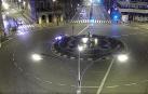 Un coche ha cruzado la céntrica rotonda pamplonesa en línea recta