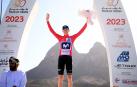 El estadounidense Matteo Jorgenson celebra la victoria y el maillot rojo trass la tercera etapa del Tour de Omán