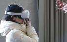 Una estudiante de la UPNA durante la inmersión de realidad virtual sobre discapacidad.