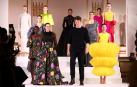 Wes Gordon, director creativo de Carolina Herrera, recibió aplausos al finalizar el desfile en Nueva York