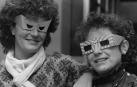 Dos mujeres con las gafas de la tele, en una imagen de 1984