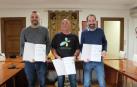 Desde la izda., Oihan Mendo, alcalde de Puente la Reina; Carlos Urra, presidente de Gares Energía, y Rafael Ruiz de Ojeda, jefe de Seguridad y Medio Ambiente de Schneider Electric, tras la firma del convenio.