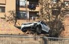 El vehículo, suspendido en el muro de los campos de Jesuitas