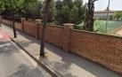 Muro de los campos de Jesuitas, en la calle Virgen de la Cabeza, contra el que chocó el conductor