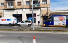 El autobús urbano (dcha.) colisionó con los dos automóviles de la parte izquierda de la imagen.