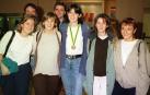 Marta Mendía, con su medalla de Génova, con sus hermanas y sus primos en el aeropuerto de Noáin