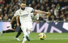 Karim Benzema marcó dos goles de penalti en la primera parte