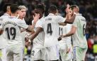 Futbolistas del Real Madrid celebran uno de los goles contra el Elche