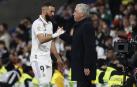 Carlo Ancelotti felicita a Karim Benzema al ser sustituido en el choque contra el Elche en el que el galo anotó dos goles.
