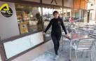 Rumina Dimitrova, propietaria de la cafetería Índalo de Tudela, señala el cristal que tompió el ladrón para entrar en su local.