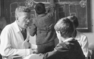 Hay quien dice que Hans Asperger fue cómplice del nacismo sumándose con sus diagnósticos a las políticas de exterminio que aplicó el III Reich sobre las criaturas que eran diagnosticadas como “poco aptas” o deficientes.