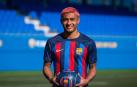 Julián Araujo posa como nuevo futbolista del Barça