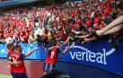Aimar Oroz, goleador ante el Rayo Vallecano, celebra su tanto junto a la afición de Osasuna