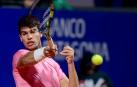 El tenista Carlos Alcaraz devuelve la pelota a Dusan Lajovic, durante los cuartos de final del Argentina Open, en Buenos Aires