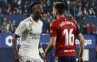Vinicius se encara con Moi Gómez después de golpearle ya sin balón en un despeje