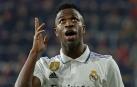 Vinicius se dirige a la grada de El Sadar en el partido Osasuna-Real Madrid