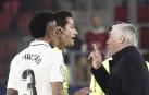 Ancelotti protesta al árbitro Munuera Montero al descanso