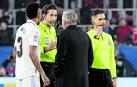 Carlo Ancelotti protagonizó una desagradable escena al salir al centro del campo a pedir explicaciones al colegiado.