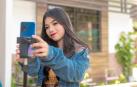 Una joven se hace un selfie con el móvil para publicarlo en sus redes sociales