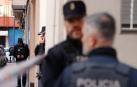 Agentes de la policía ante el inmueble donde unhombre armado se había atrincherado en una vivienda de Alaquàs (Valencia)
