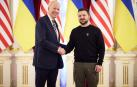 El presidente Ucraniano Volodymyr Zelenskiy (dcha.) estrecha la mano de su homónimo norteamericano, Jose Biden, durante la visita sorpresa de este segundo
