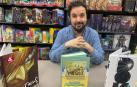 El dibujante de cómic Isaac Sánchez posa con algunas de sus obras