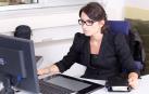 Una empleada trabajando en una oficina