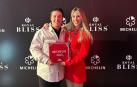 Aaron Ortiz y Jaione Aizpurua, propietarios del restaurante Kabo de Pamplona recogen en Málaga la placa Michelin