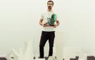 El pamplonés Alberto Odériz posa junto a su premio y su obra