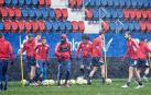 Ejercicios de calentamiento de los jugadores rojillos bajo la nieve