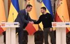 El presidente del Gobierno, Pedro Sánchez, saluda al presidente de Ucrania, Volodímir Zelenski en Kiev