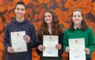De izquierda a derecha, Javier González, Nicolet Yordanoba y Ana González, ganadores de la Olimpiada Navarra de Biología