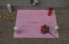 Un cartel y velas en recuerdo de la menor fallecida en Sallent (Barcelona)