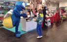 La mascota de Campings Navarra, Argi, en un expositor de Navartur