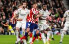 Nacho Fernandez (Real Madrid), Nahuel Molina (Atlético de Madrid) y Vinicius (Real Madrid) en un momento del partido