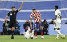 Gil Manzano muestra tarjeta amarilla al argentino Nahuel Molina (Atlético de Madrid) en el derbi ante el Real Madrid