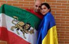 Elena y Sami, con las banderas de sus países, Ucraniana e Irán, en el barrio pamplonés de la Rochapea