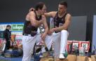 Iker Vicente anima a Jon Rekondo después de una de las pruebas del campeonato